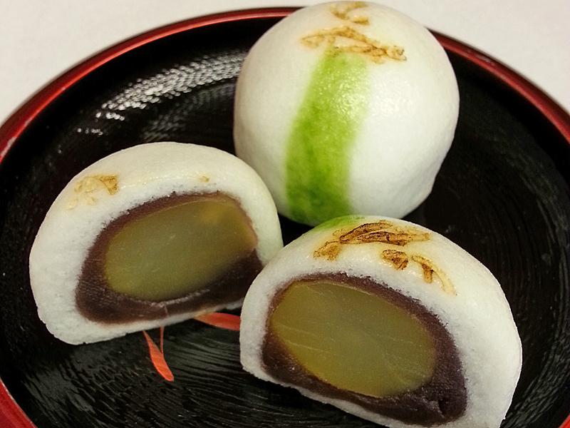 諸官庁御用達 丸万のお饅頭
